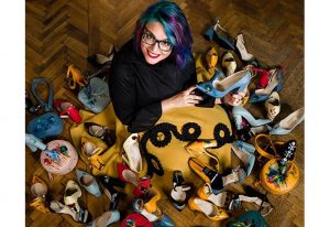 Pantofi pictați cu povești într-o nouă colecție Lyria